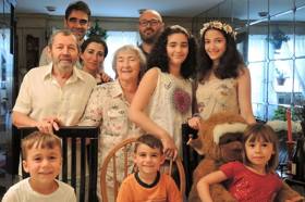 Grupo de personas celebrando en el escenario