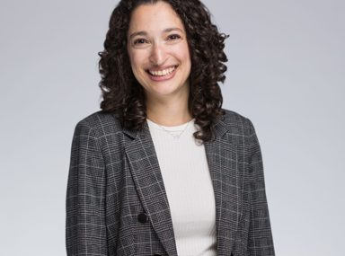 Una multitud diversa de personas celebrando en un concierto, levantando las manos y vitoreando.