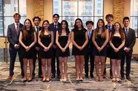 Grupo de personas celebrando en el escenario