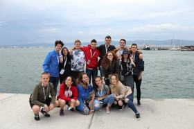 Grupo de personas celebrando en el escenario