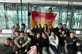 Grupo de personas celebrando en el escenario