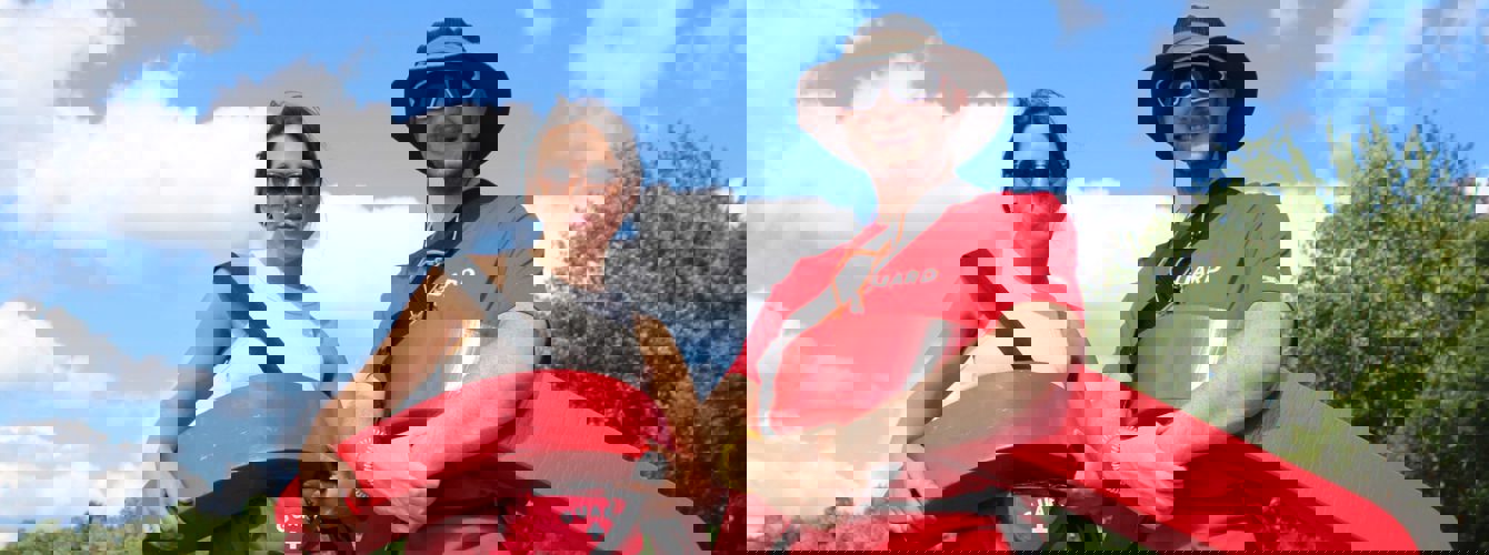 Grupo de jóvenes de diferentes orígenes sonriendo en un evento comunitario.