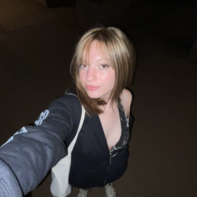 Un grupo diverso de jóvenes adultos saltando de emoción en un frondoso jardín verde durante un evento comunitario.