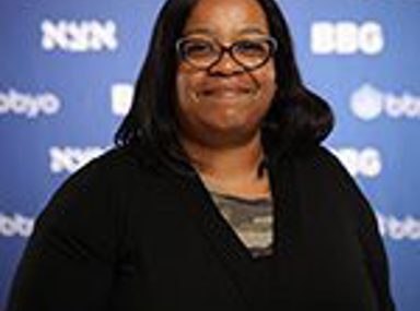 Una multitud diversa de personas celebrando en un concierto, levantando las manos y vitoreando.