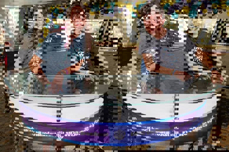 Una multitud diversa de personas celebrando en un concierto, levantando las manos y vitoreando.