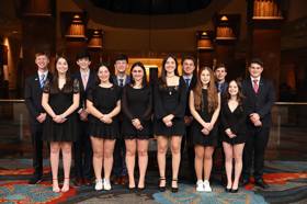Grupo de personas celebrando en el escenario