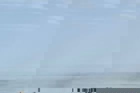 Grupo de personas celebrando en el escenario