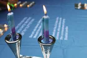 Grupo de personas celebrando en el escenario