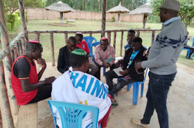 Grupo de personas celebrando en el escenario