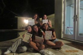 Grupo de personas celebrando en el escenario