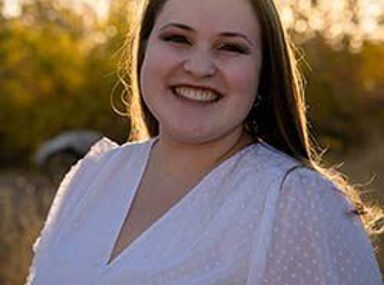 Una multitud diversa de personas celebrando en un concierto, levantando las manos y vitoreando.