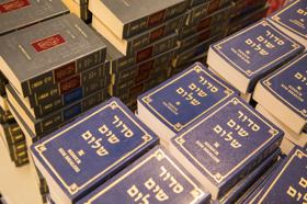 Grupo de personas celebrando en el escenario