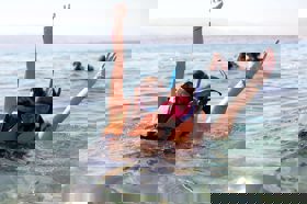 Grupo de personas celebrando en el escenario