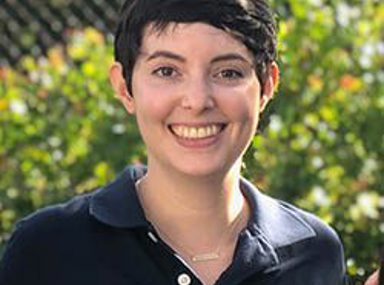 Una multitud diversa de personas celebrando en un concierto, levantando las manos y vitoreando.