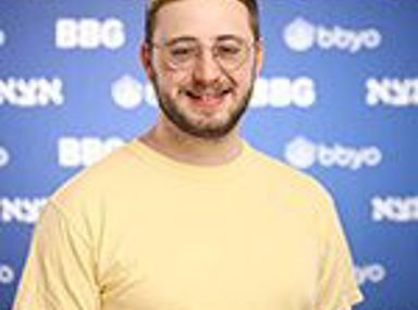 Una multitud diversa de personas celebrando en un concierto, levantando las manos y vitoreando.