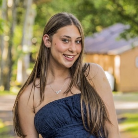 65c40d0439e799c371e2420c_Zara Sebolsky - Retrato