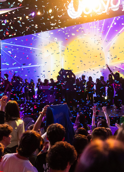 Celebración BBYO con confeti, luces y una multitud de asistentes