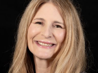 Una multitud diversa de personas celebrando en un concierto, levantando las manos y vitoreando.