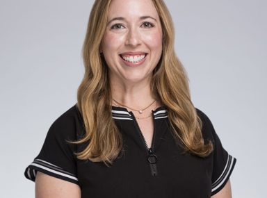 Una multitud diversa de personas celebrando en un concierto, levantando las manos y vitoreando.