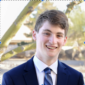 Un grupo diverso de jóvenes adultos saltando de emoción en un frondoso jardín verde durante un evento comunitario.