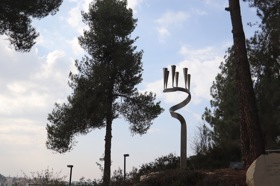Grupo de personas celebrando en el escenario