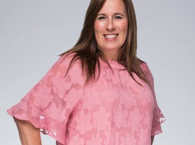 Una multitud diversa de personas celebrando en un concierto, levantando las manos y vitoreando.