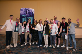 Grupo de personas celebrando en el escenario