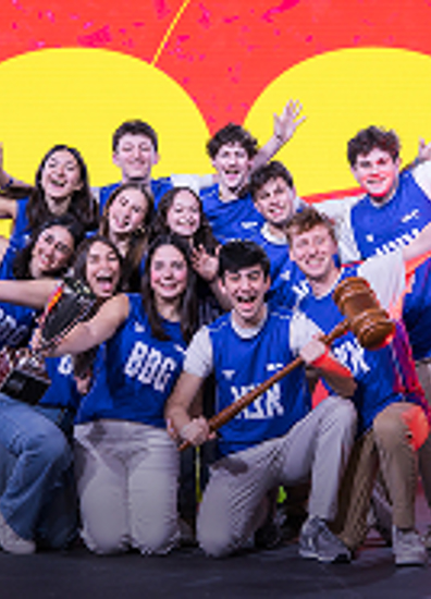 Celebración BBYO con confeti, luces y una multitud de asistentes