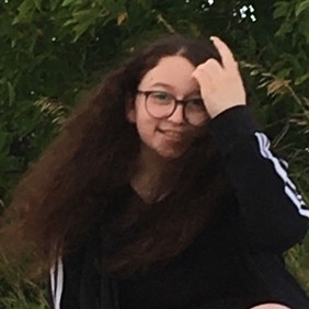 5fb7f103fe35367a3233b1ee_Marnie Bloom, Río Rojo