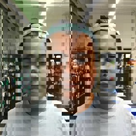 Un grupo diverso de jóvenes adultos saltando de emoción en un frondoso jardín verde durante un evento comunitario.