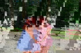 Grupo de personas celebrando en el escenario