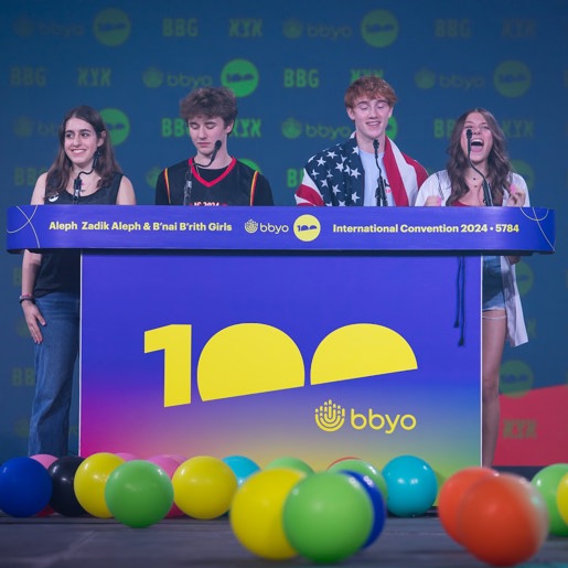 Tres amigos sentados en una hamaca