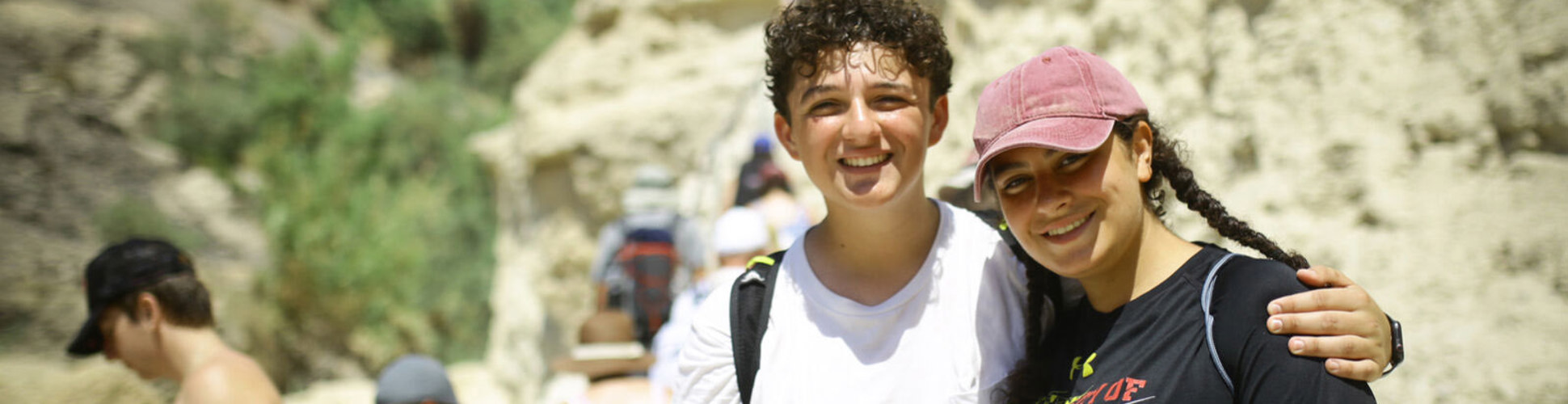 Grupo de jóvenes de diferentes orígenes sonriendo en un evento comunitario.