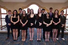 Grupo de personas celebrando en el escenario