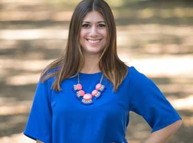 Una multitud diversa de personas celebrando en un concierto, levantando las manos y vitoreando.