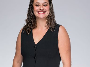 Una multitud diversa de personas celebrando en un concierto, levantando las manos y vitoreando.