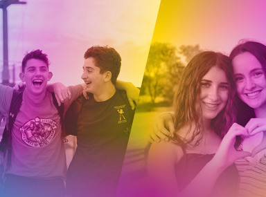 Una multitud diversa de personas celebrando en un concierto, levantando las manos y vitoreando.